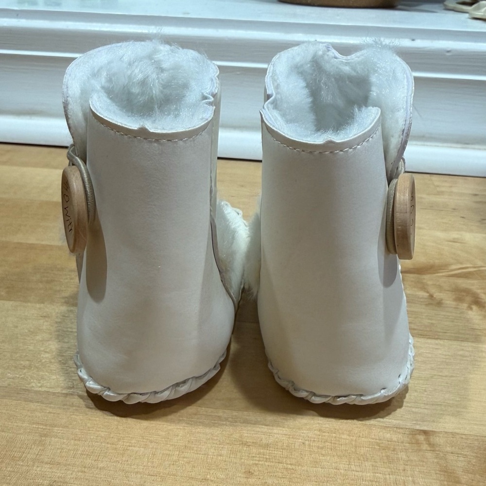 white baby boots with fur - Picture 2 of 4